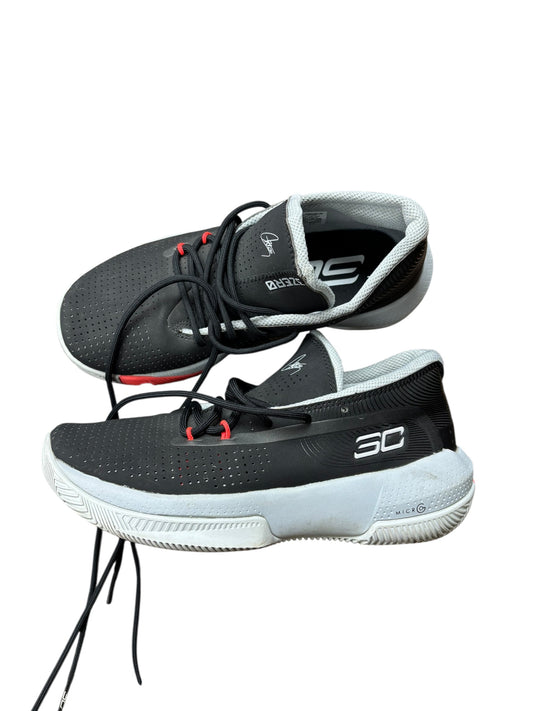 Boys 4.5 under armour shoes