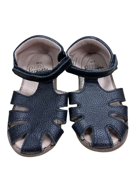 Girls 3/4 year old monkey feet sandals
