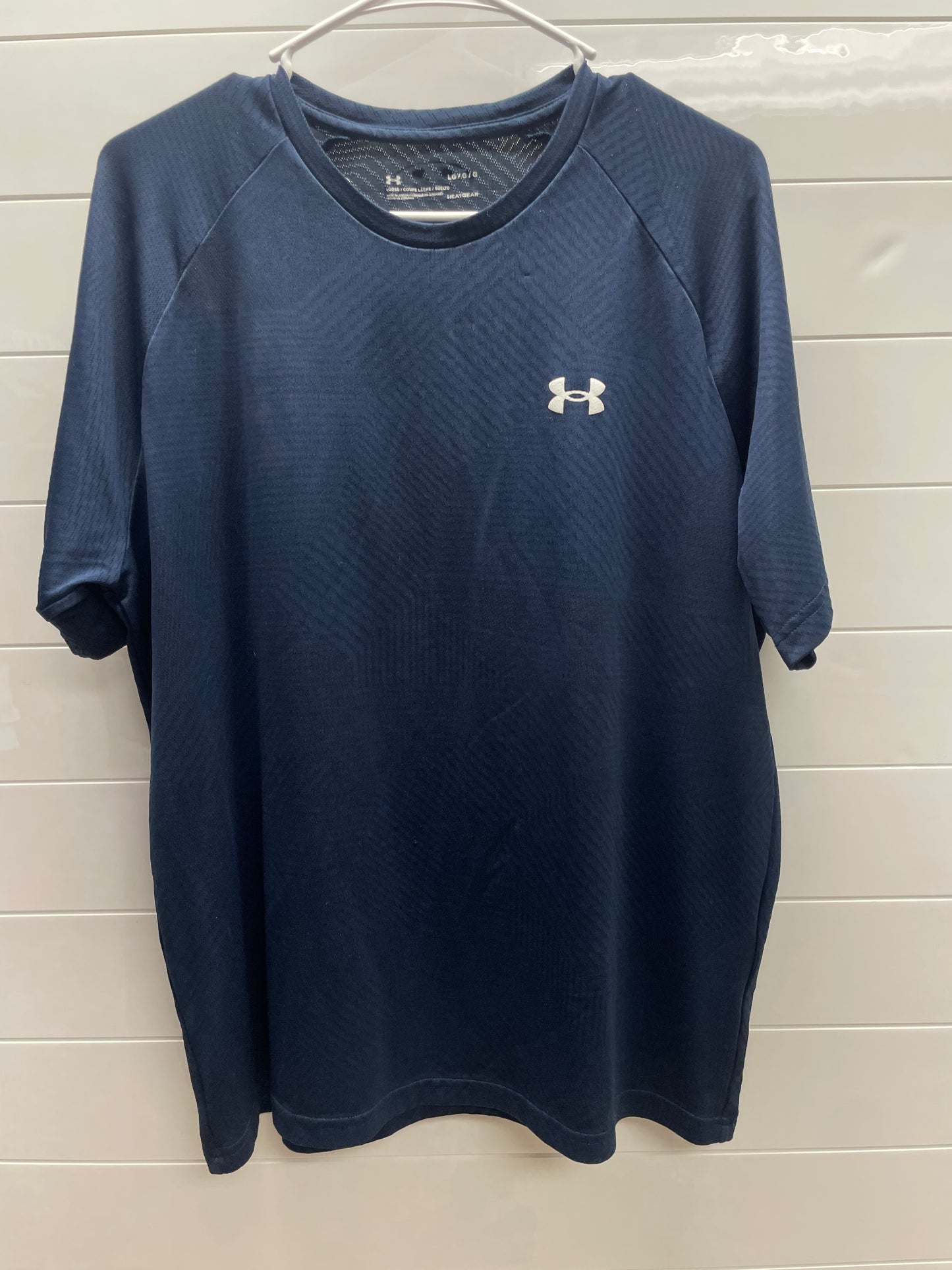 Men’s large UA tee