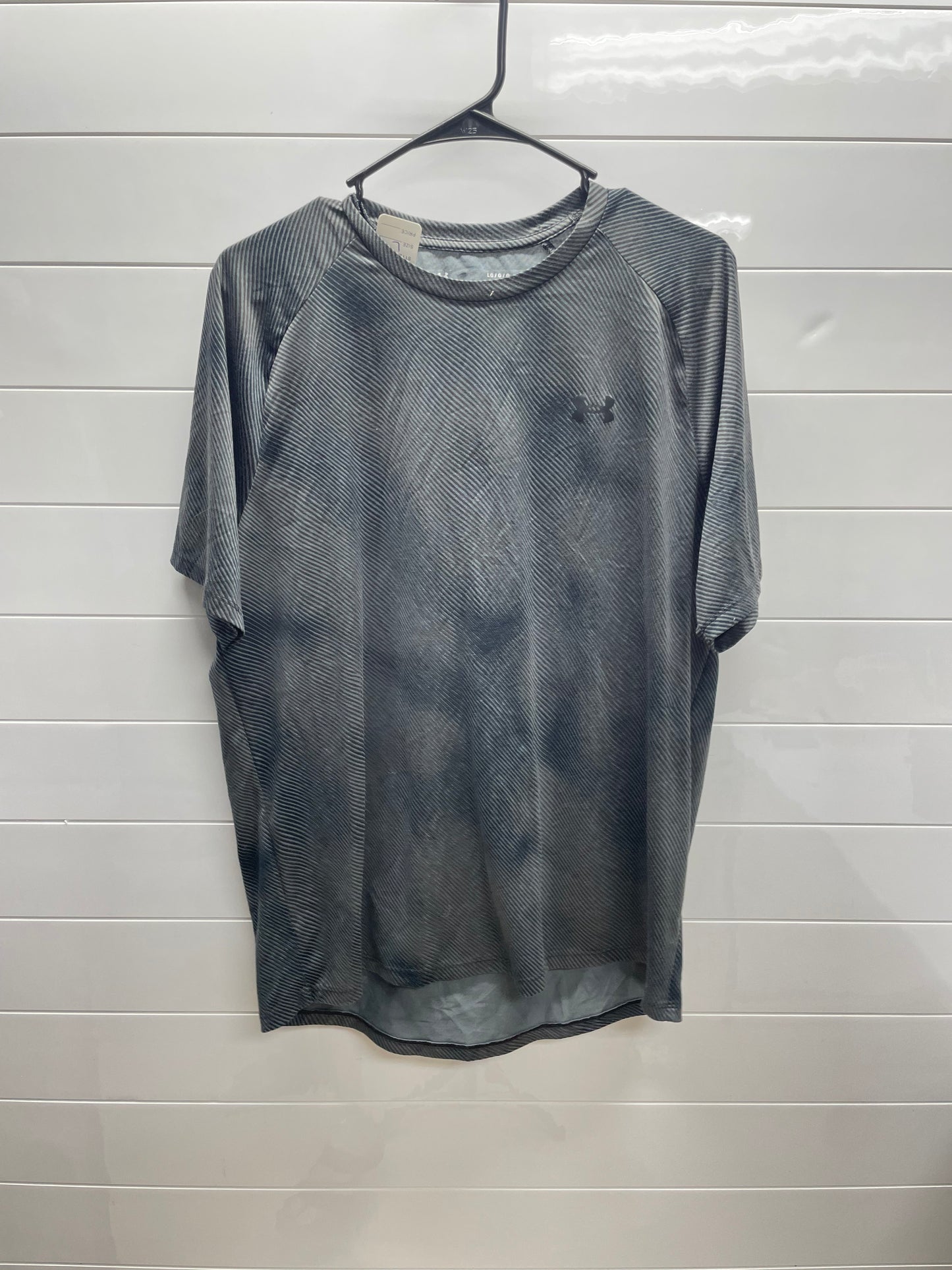 Men’s large UA tee