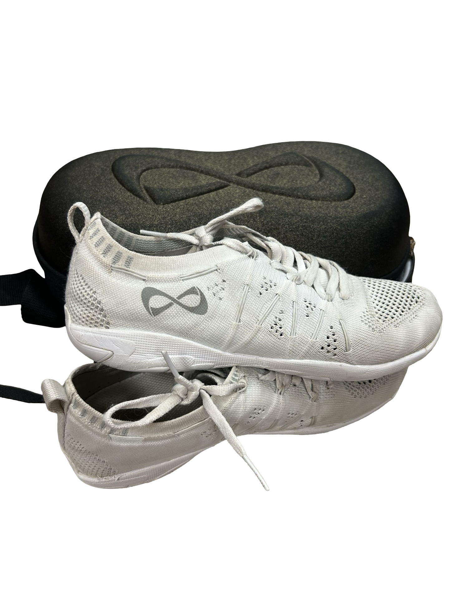Women’s 6 varsity shoes and case