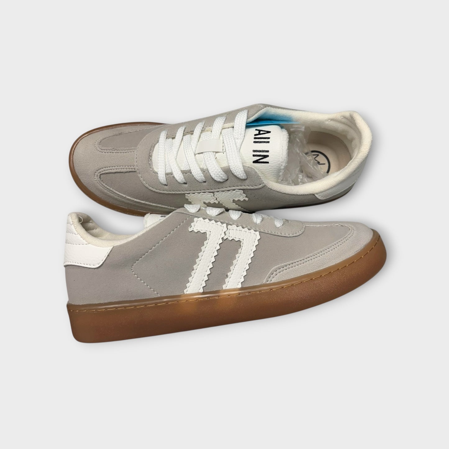 Women’s 10 sneaker