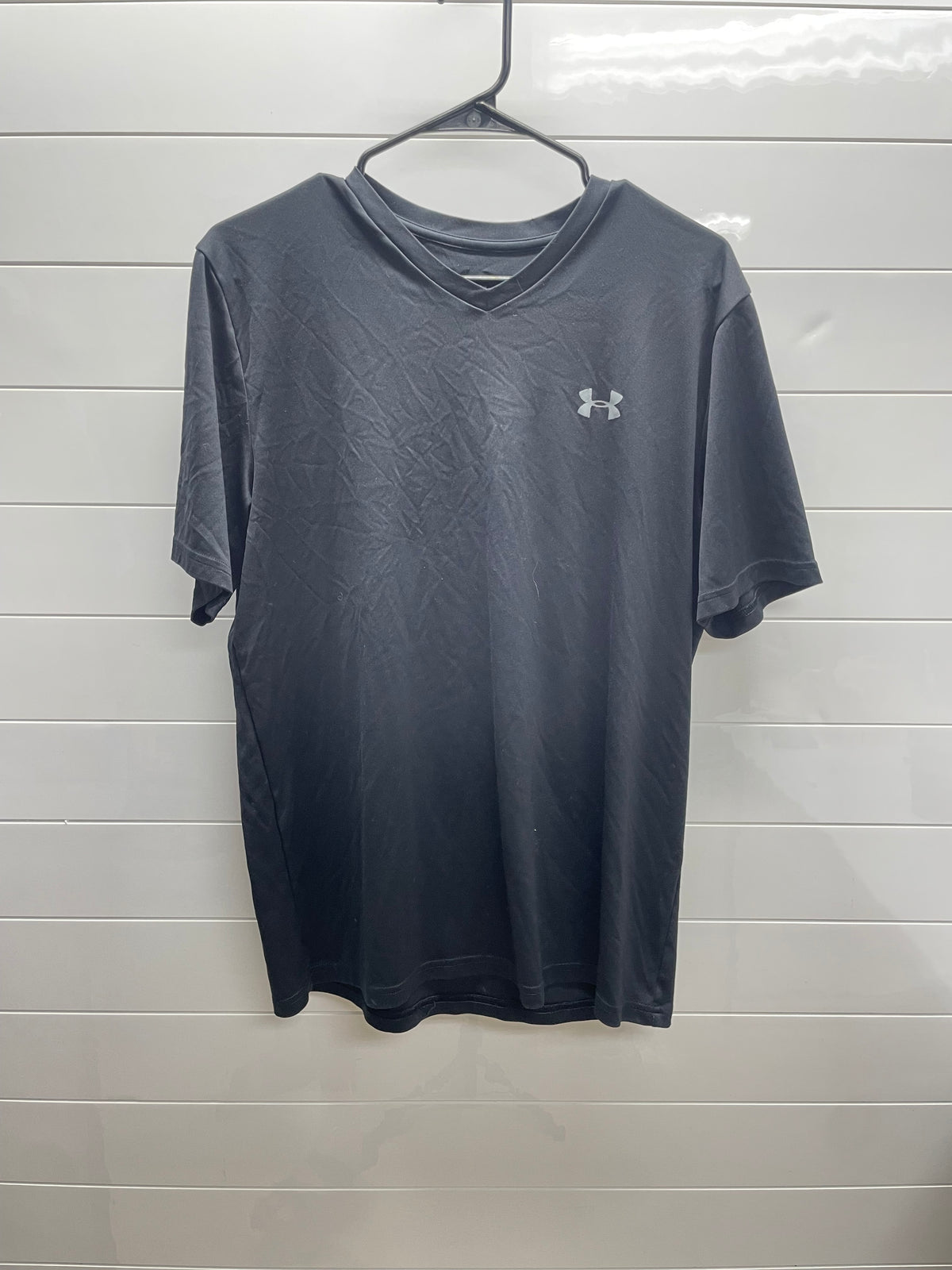 Men’s large UA tee