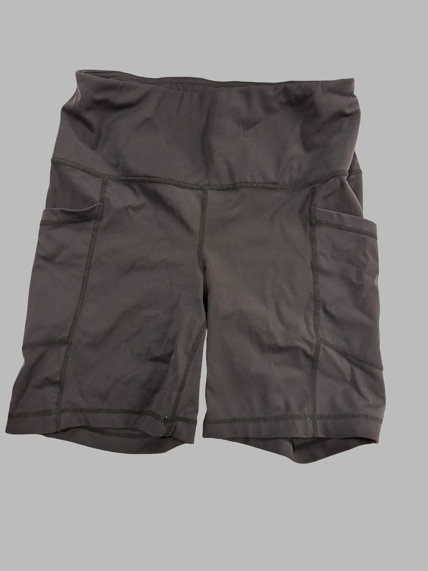 Women’s medium biker shorts with pockets