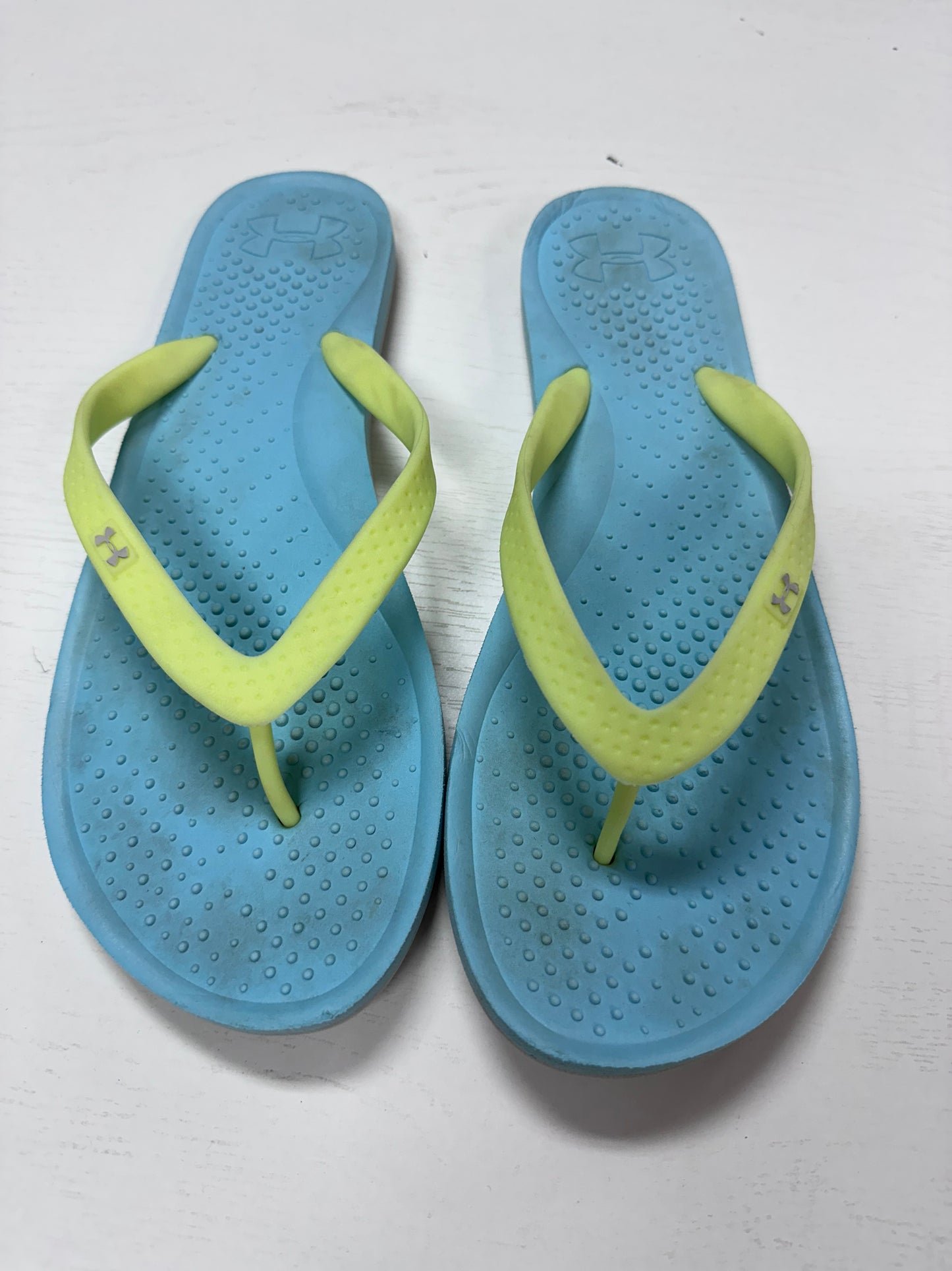 Women’s 9 UA flipflops