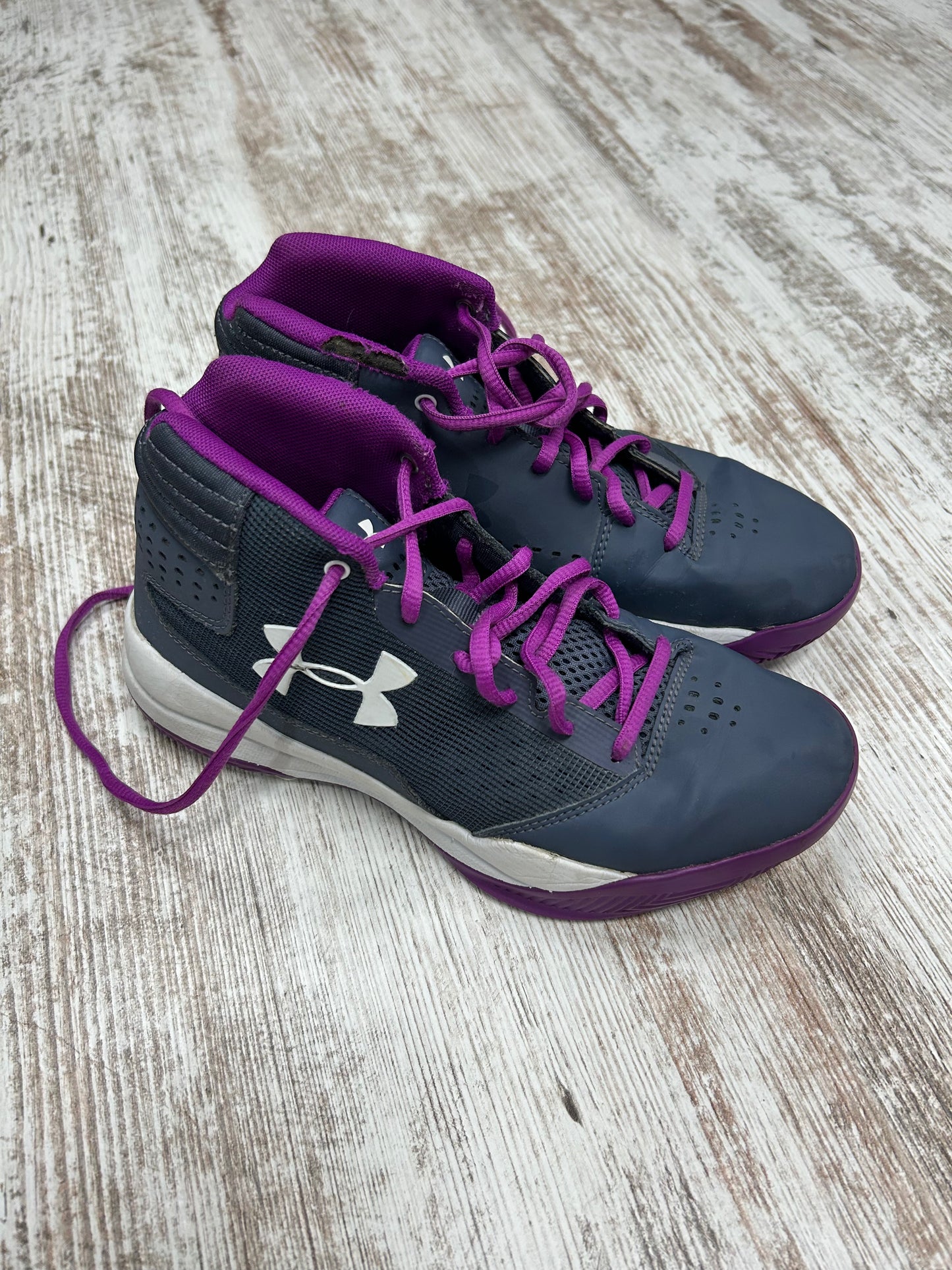 4.5Y Ua shoes (small tear)