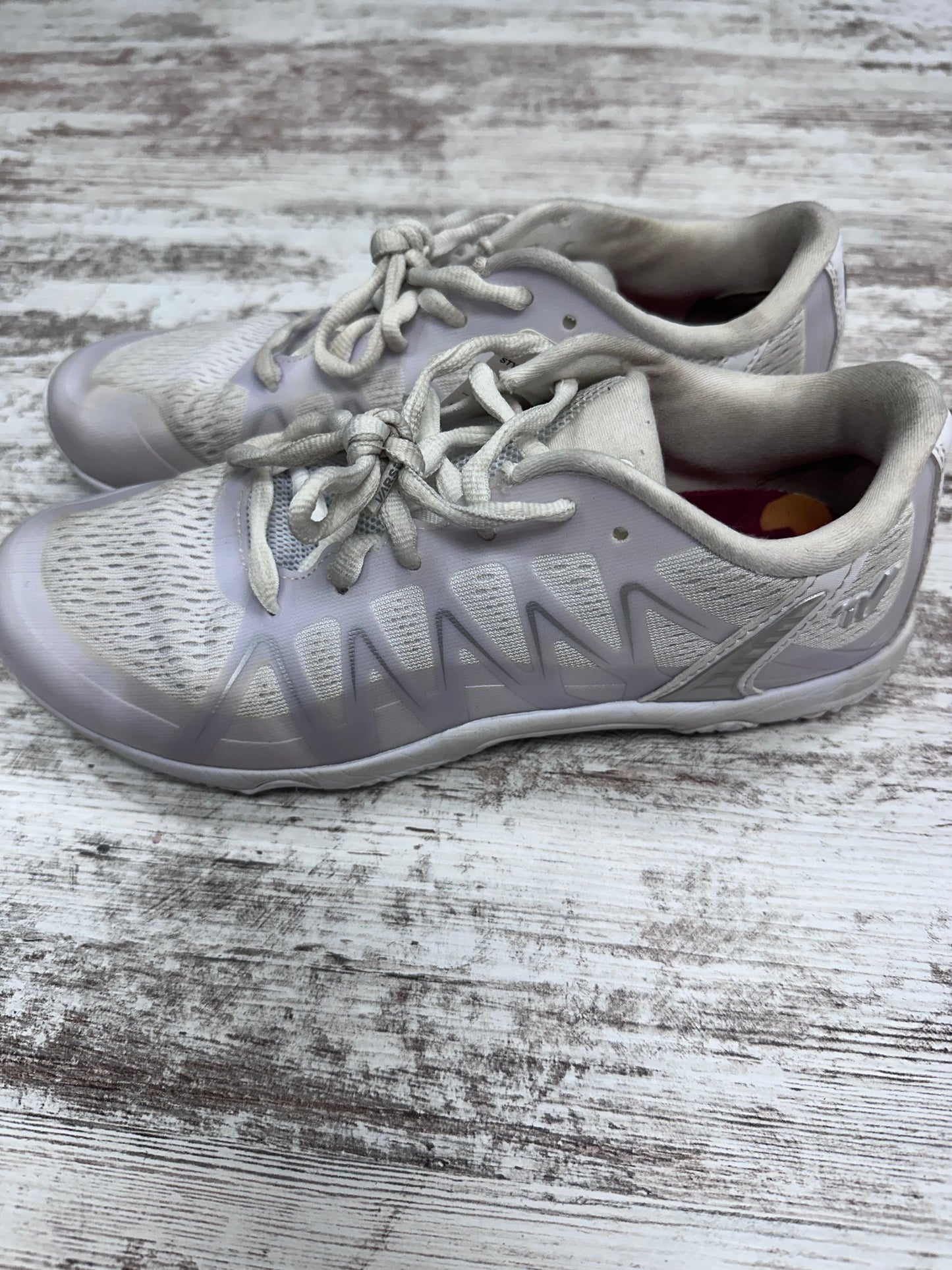 Women’s 8 cheer shoes
