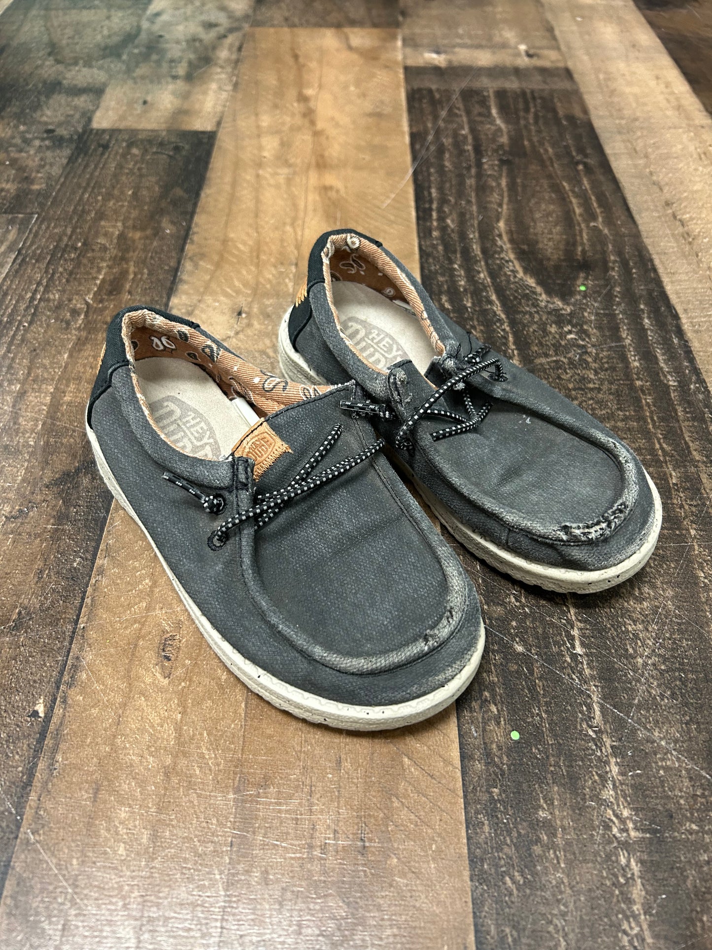 Boys 10c hey dudes (wear on toes)