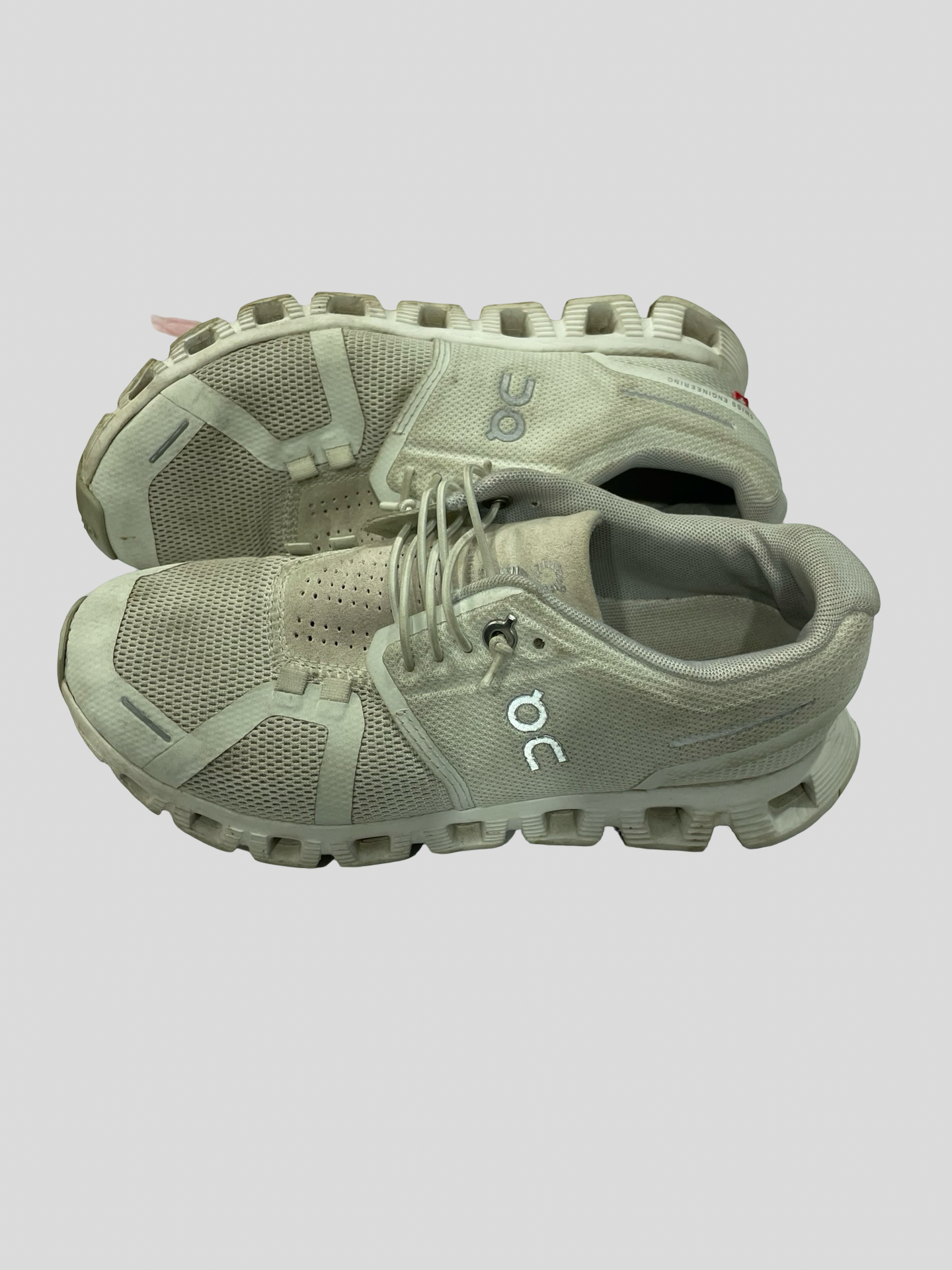 Women’s 5.5 On clouds (Need Cleaned)