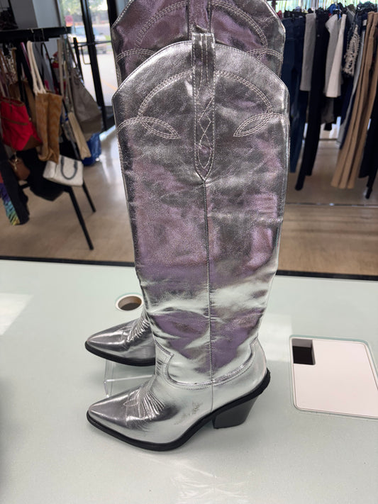 Women’s 8 boots