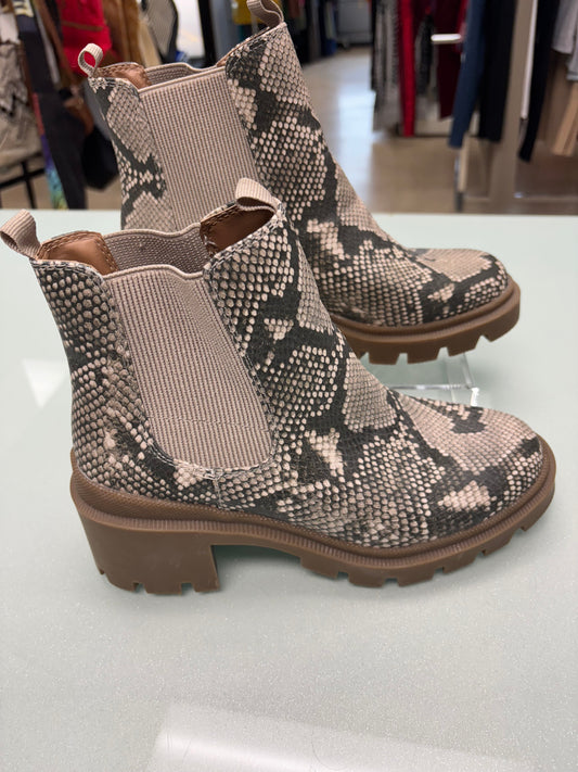 Women’s 8 boots