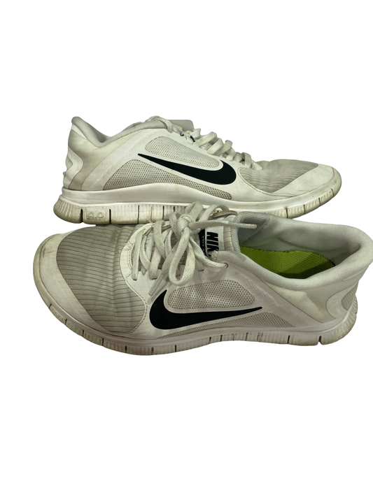 Women’s 8.5 Nike tennis shoes