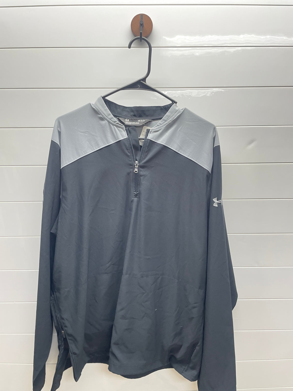 Men’s medium UA pullover