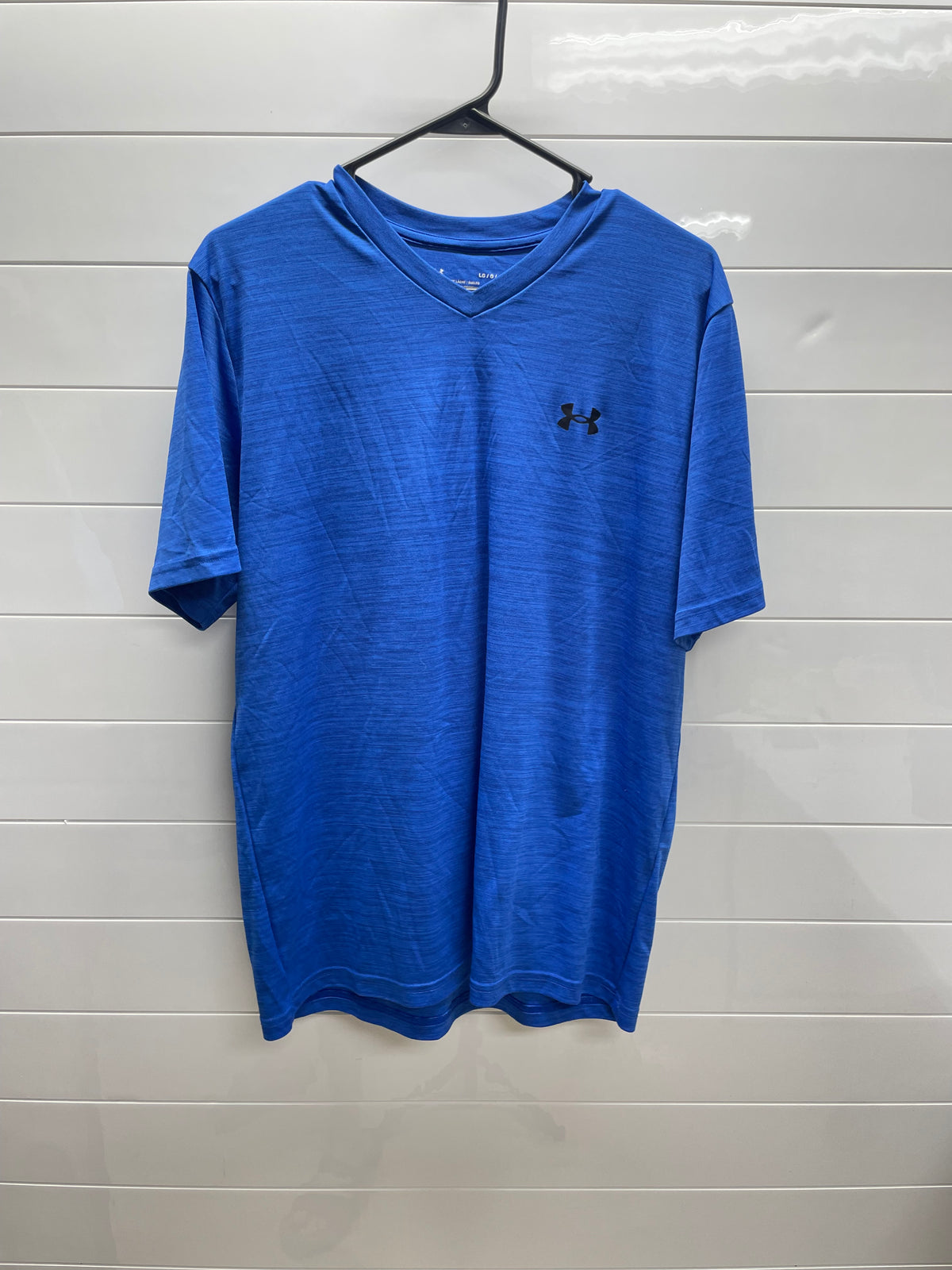 Men’s large UA tee
