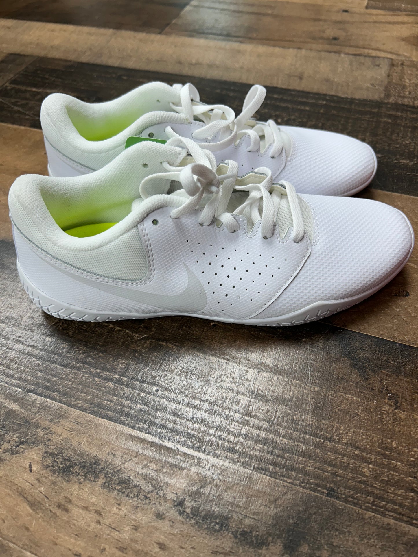 Womens 6 Nike cheer shoes-New