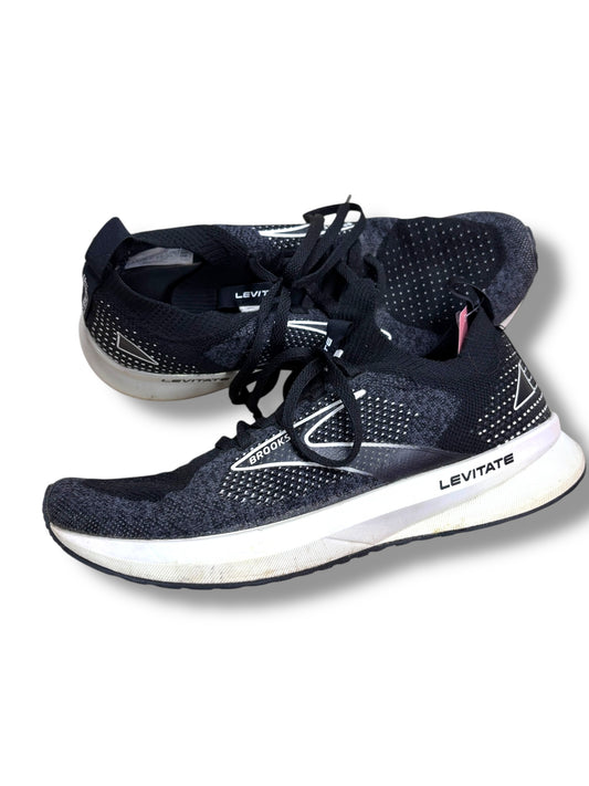 Women’s 7.5 brooks