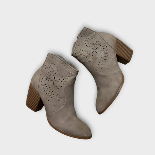 Women’s boots- sz 6