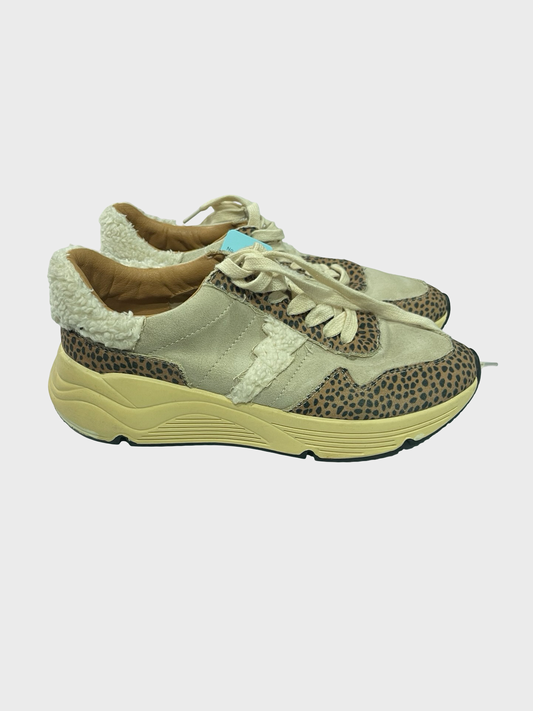 Women’s 7.5 Shoes (Color Fade on heel)
