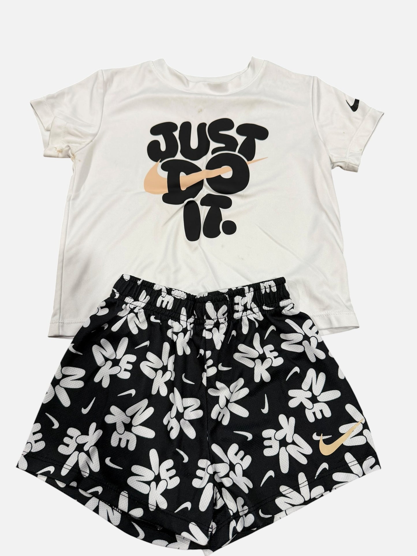 Girl’s 6 Nike outfit - shirt is stained