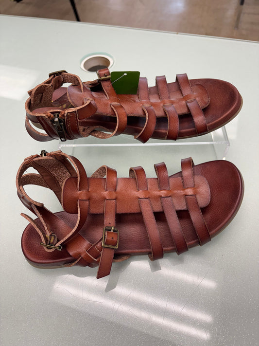 Women’s 8 sandal