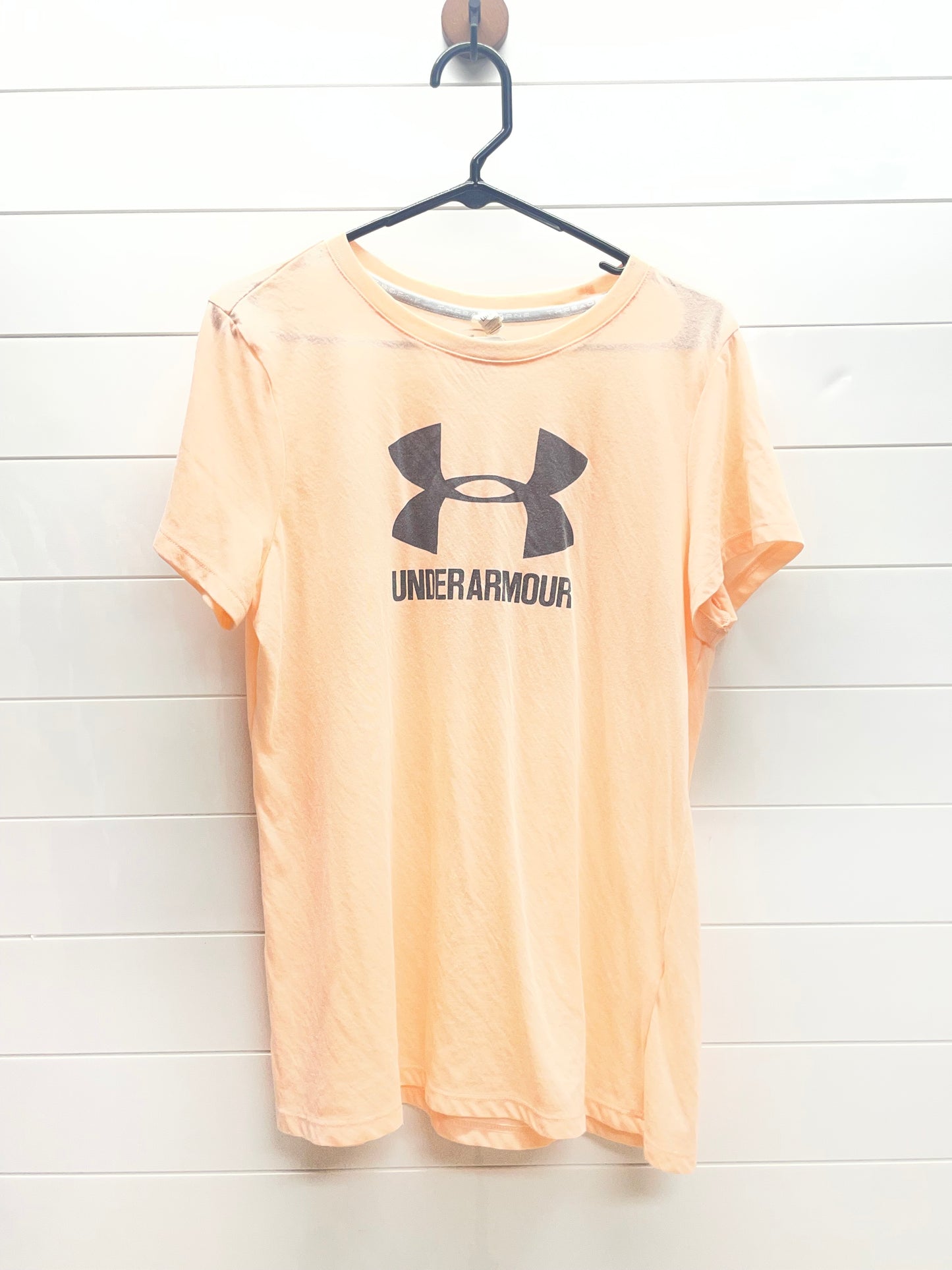 Women’s large UA tee