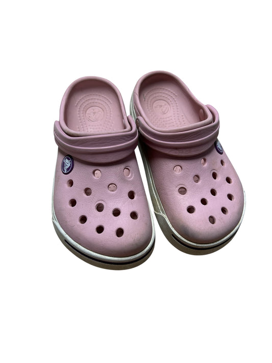 10/11C crocs
