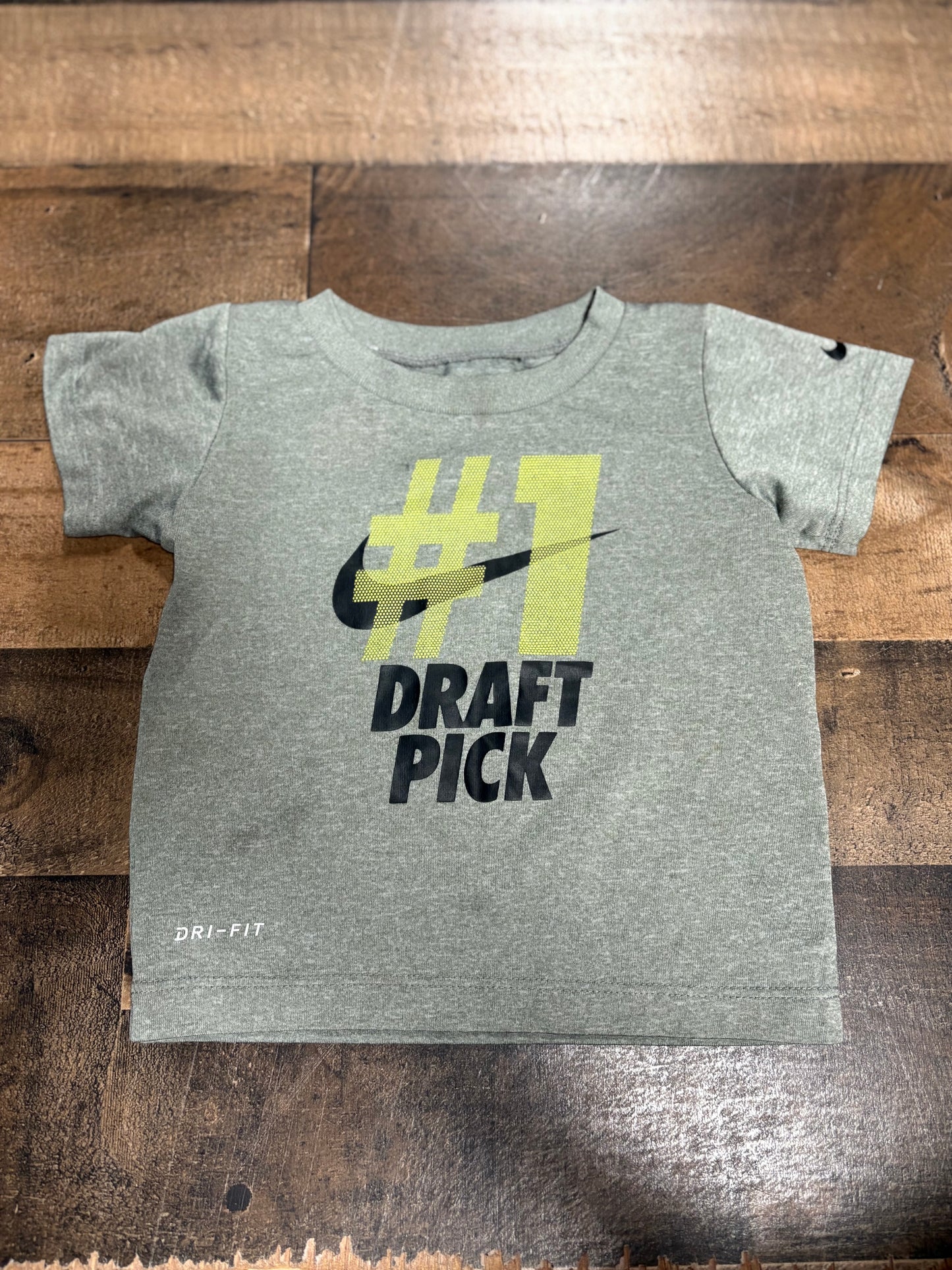 Boys 6-12 Nike shirt (play condition)
