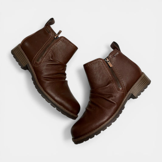 Women’s Clark boots sz 8