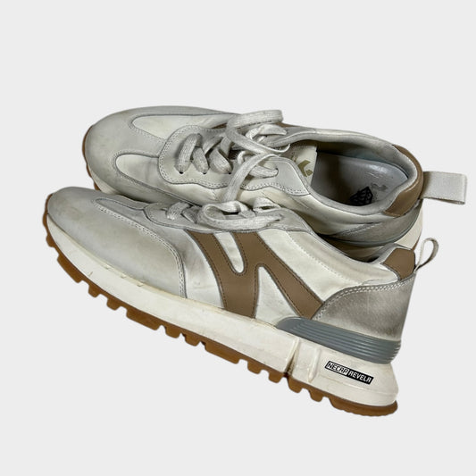 Women’s 9.5 Shoes(needs cleaned)