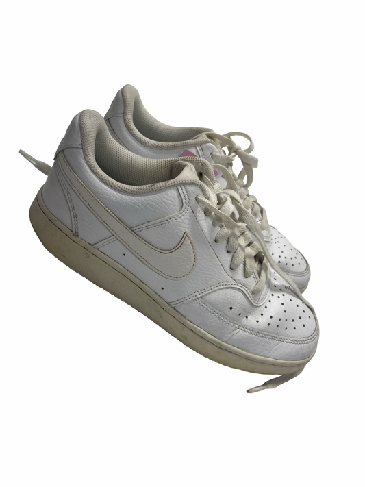 Women’s 7.5 Nikes