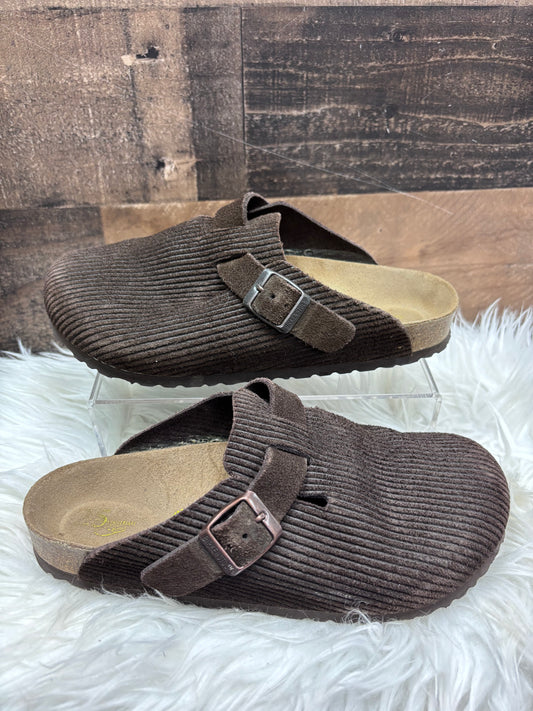 Women’s 39 inspired clogs