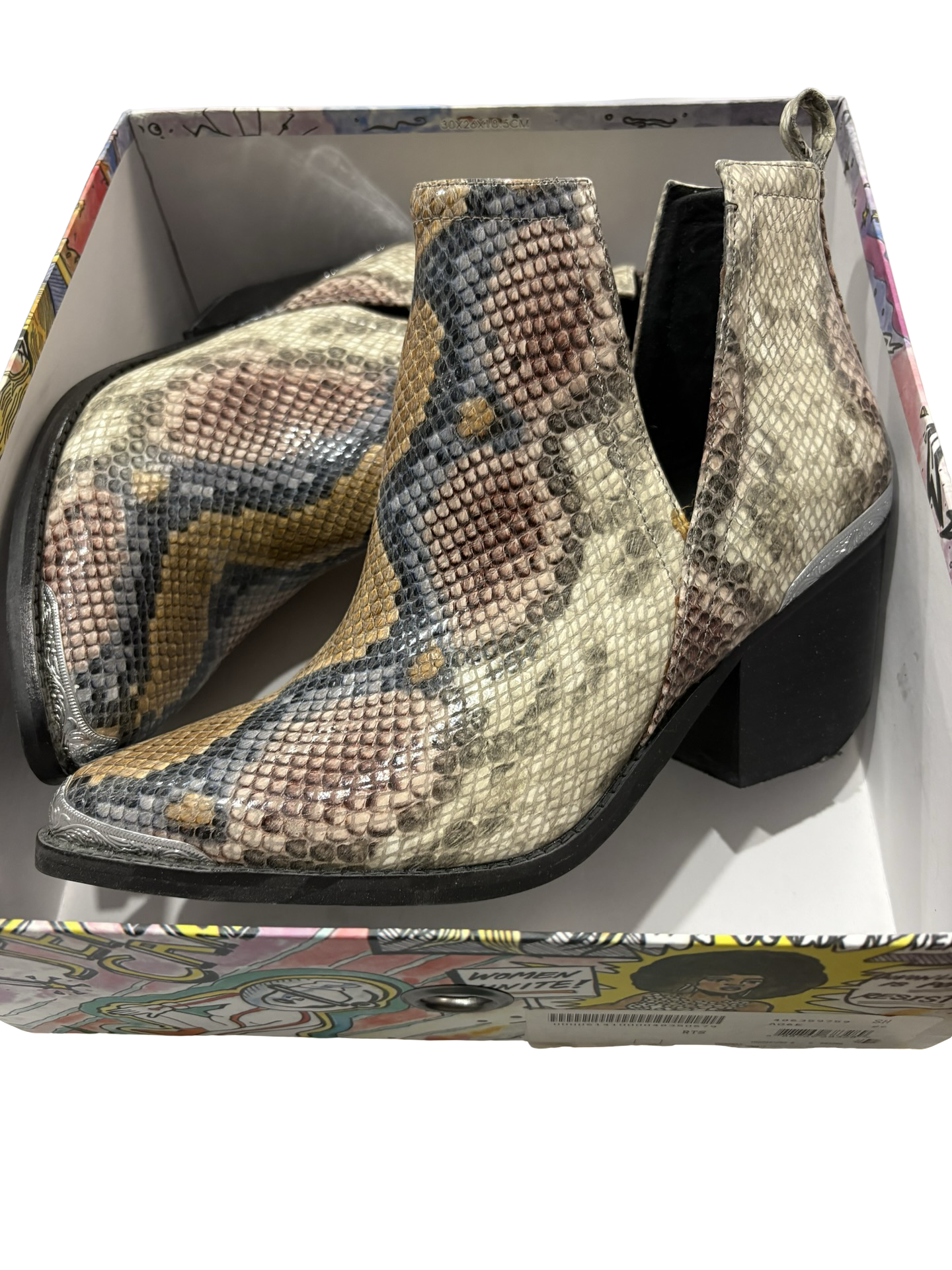 Women’s boots size 8