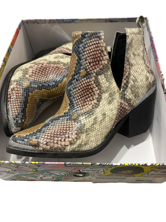 Women’s boots size 8