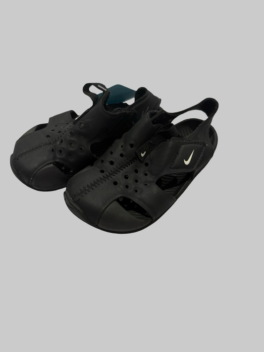 Boys Nike size 6C