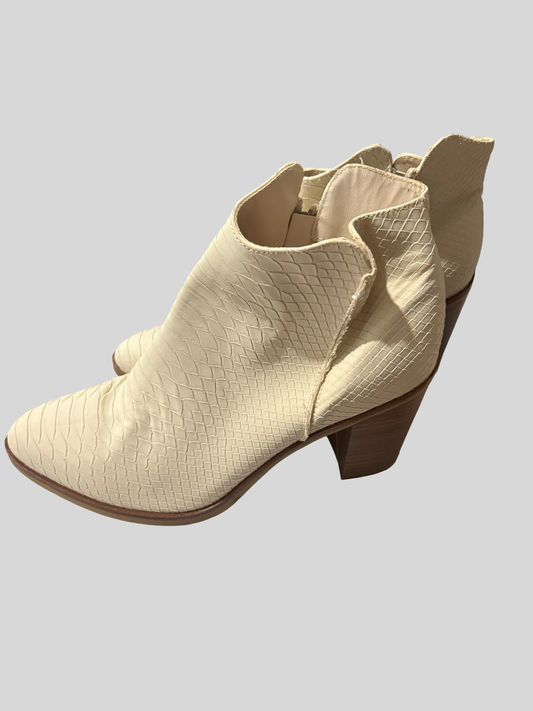 Women’s boots size 9.5