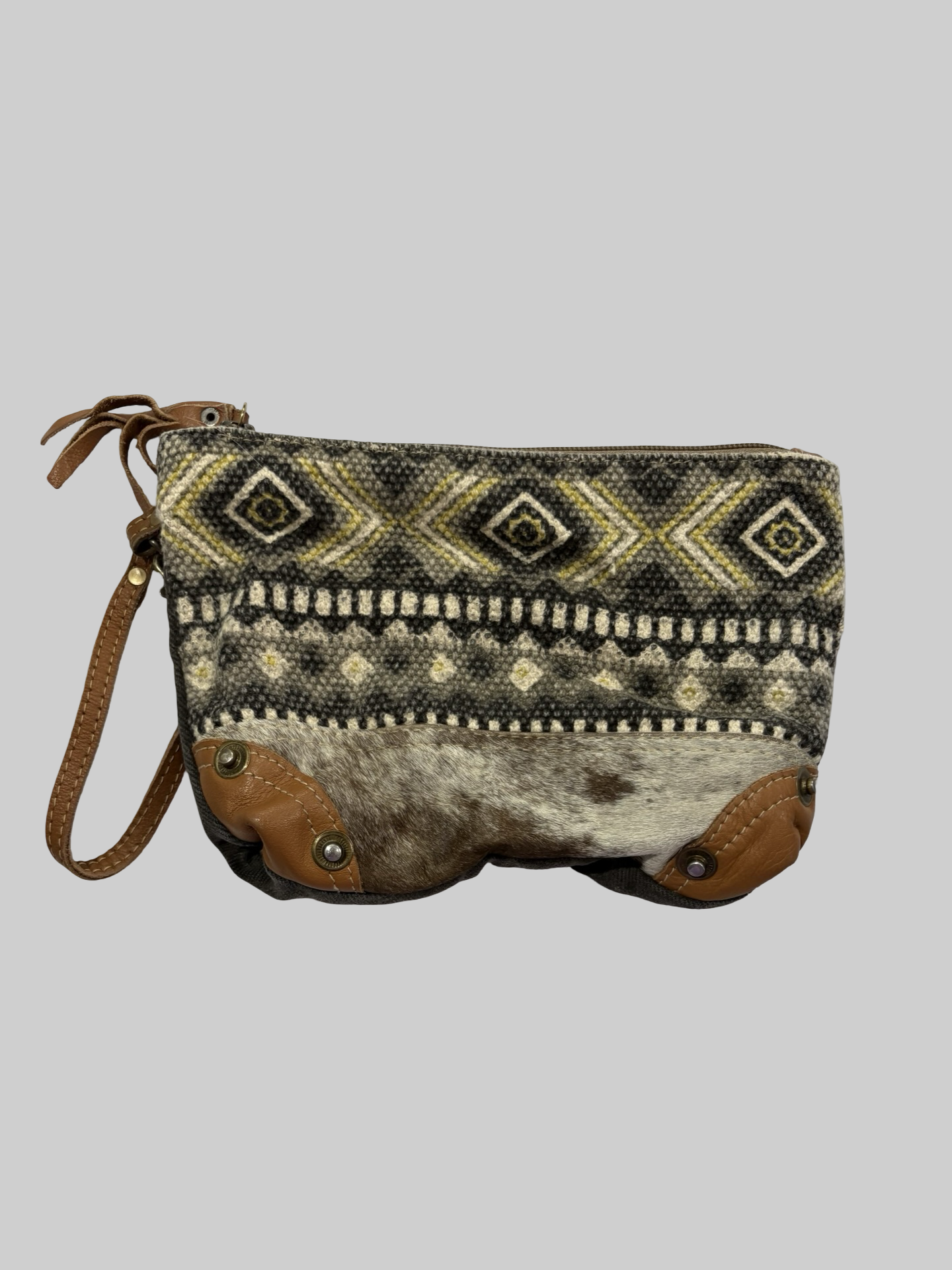Wristlet pouch