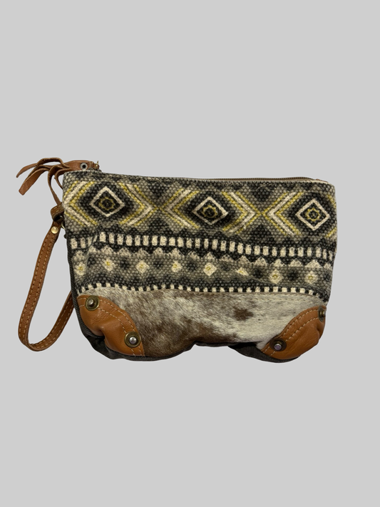 Wristlet pouch