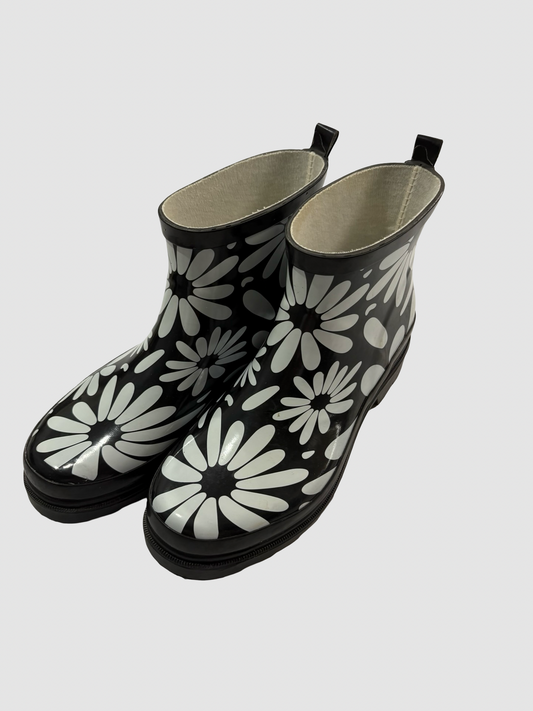 Women’s rain boots size 8