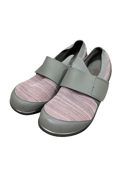 Womens 10.5-11 Traq shoes