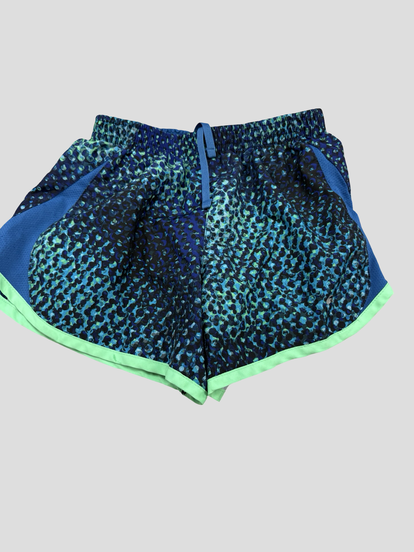 Girls small Nike ( Nike logo peeling )