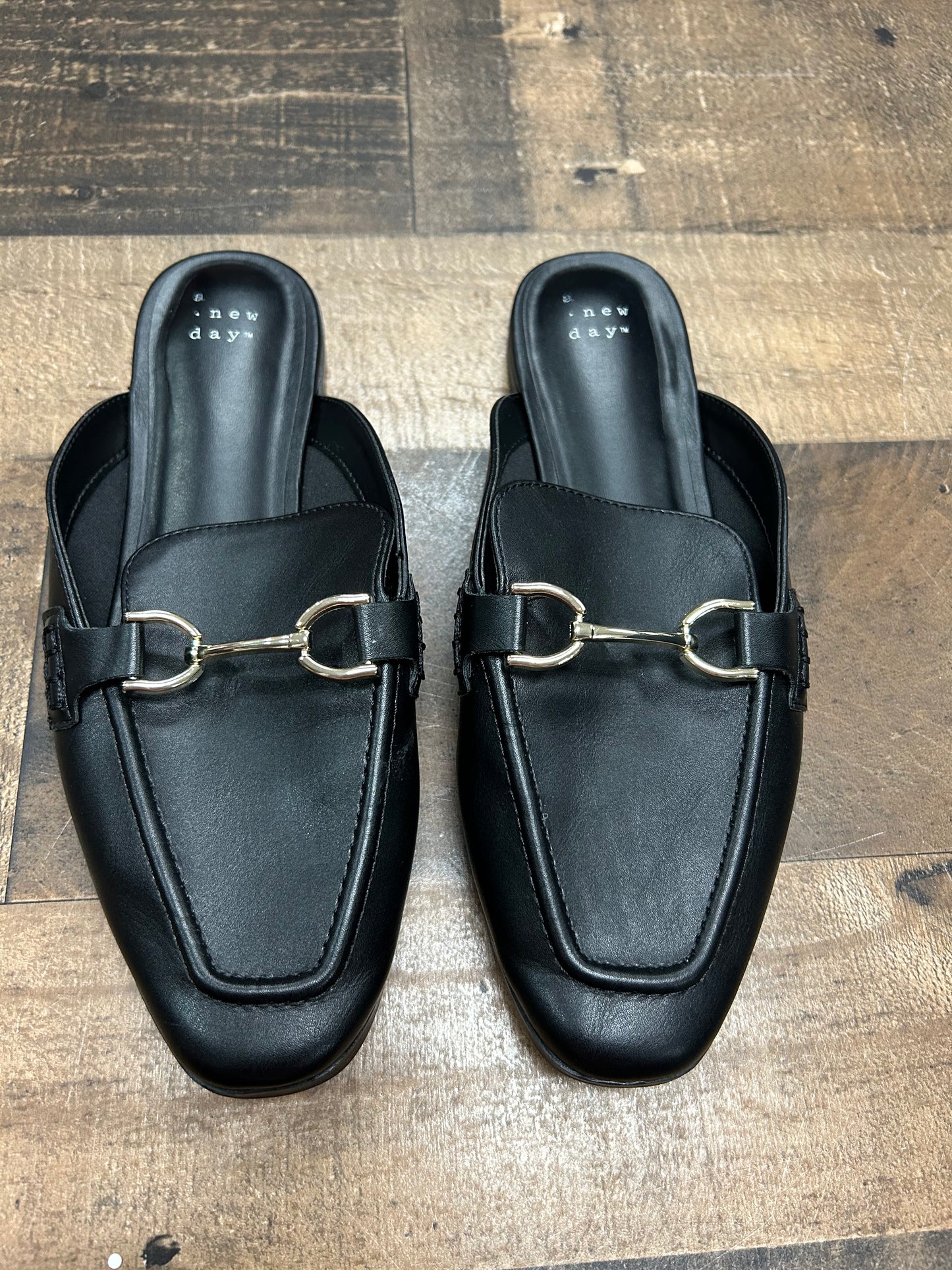 Womens 7.5 shoes