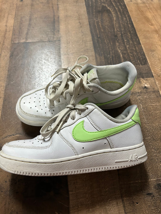 Womens 6 nikes (no insoles)